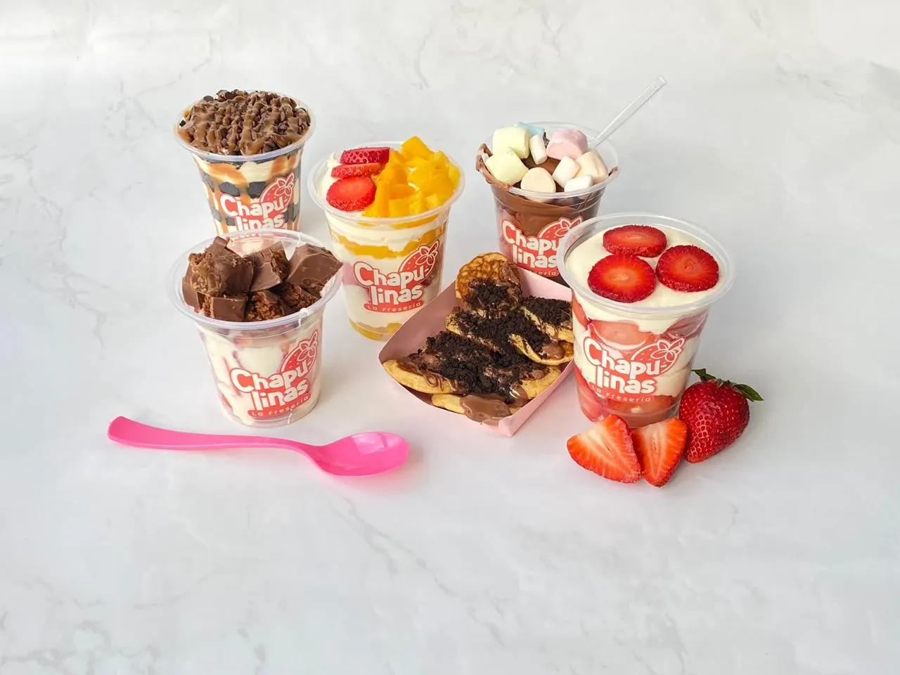 Vasos de fresas con crema, durazno, brownie, masmelos y mini pancakes de Chapulinas